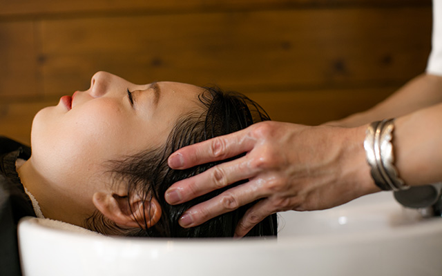 【酵素によるエイジングケア】「プロの技術と知識」、「カウンセリングコミュニケーション」を用いることにより、より充実したヘッドスパメニューを提供します。