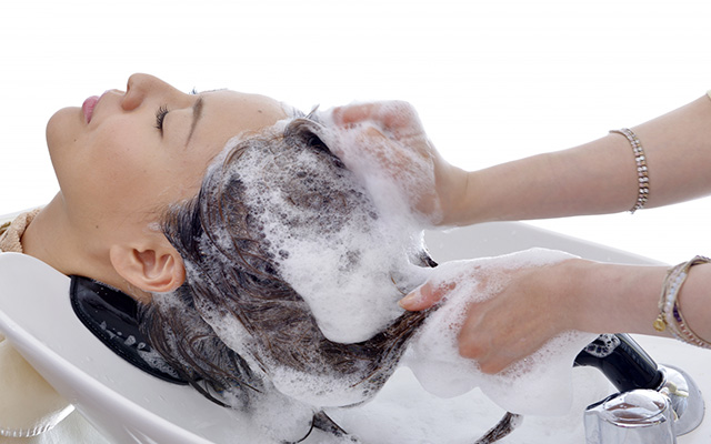 【酵素を配合したシャンプー】糖化により硬くなっている頭皮を柔らかくほぐします。