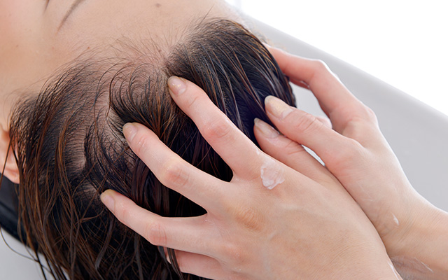 【酵素を配合したトリートメント】活性酸素に負けない頭皮と髪へ導きます。
カラーやパーマ後に施術する事でより効果が期待されます。